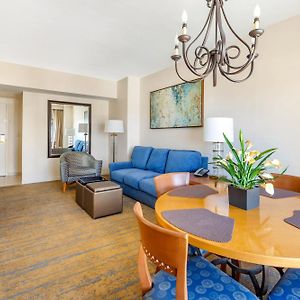 Deluxe One-Bedroom King Suite